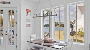 منزل - بشرفة - منظر للبحيرة | تناول الطعام