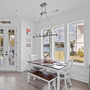 Casa, balcón, vistas al lago | Restauración