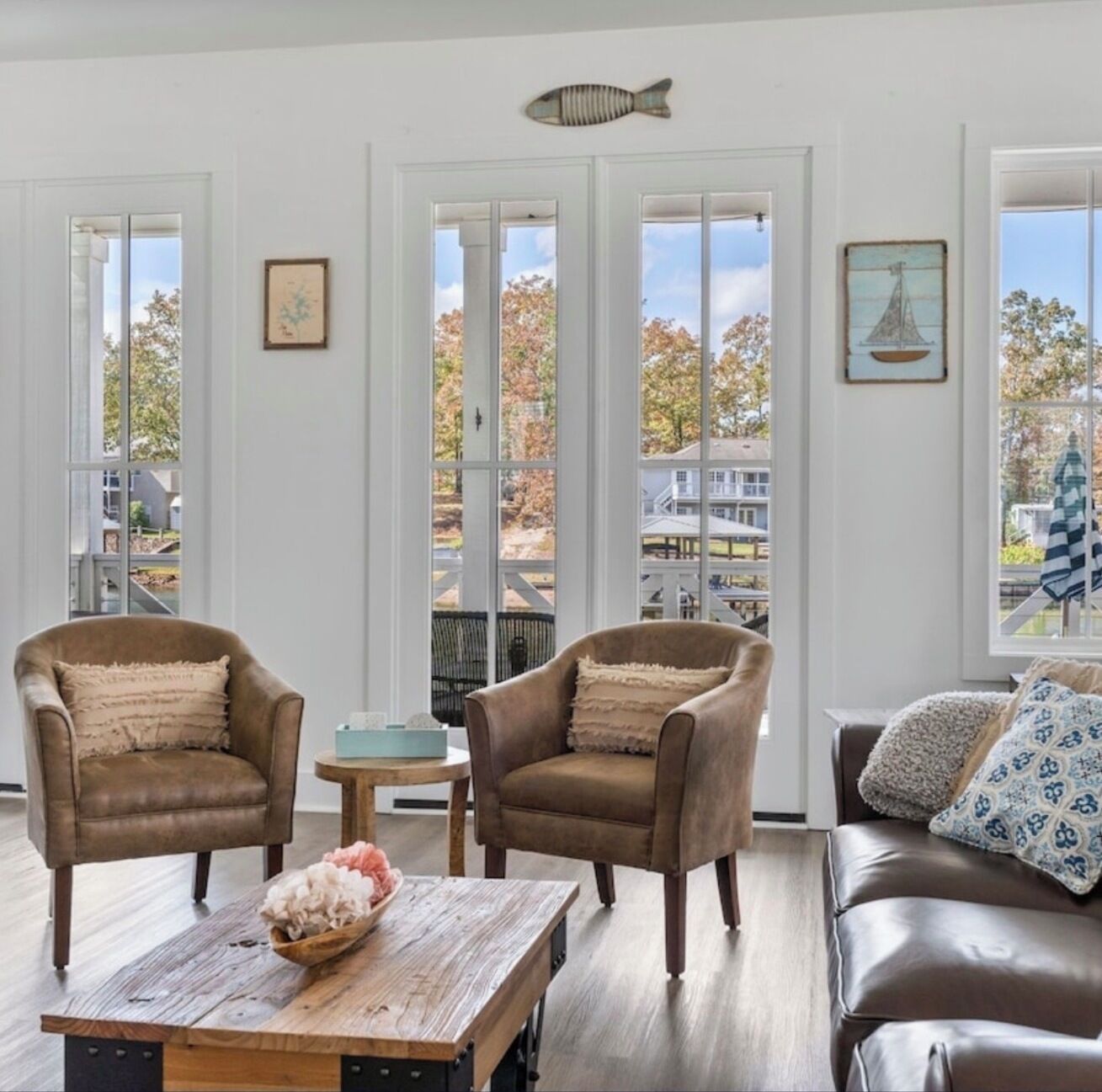 Hus, balkong, utsikt mot innsjø