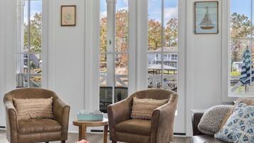 Hus, balkong, utsikt mot innsjø