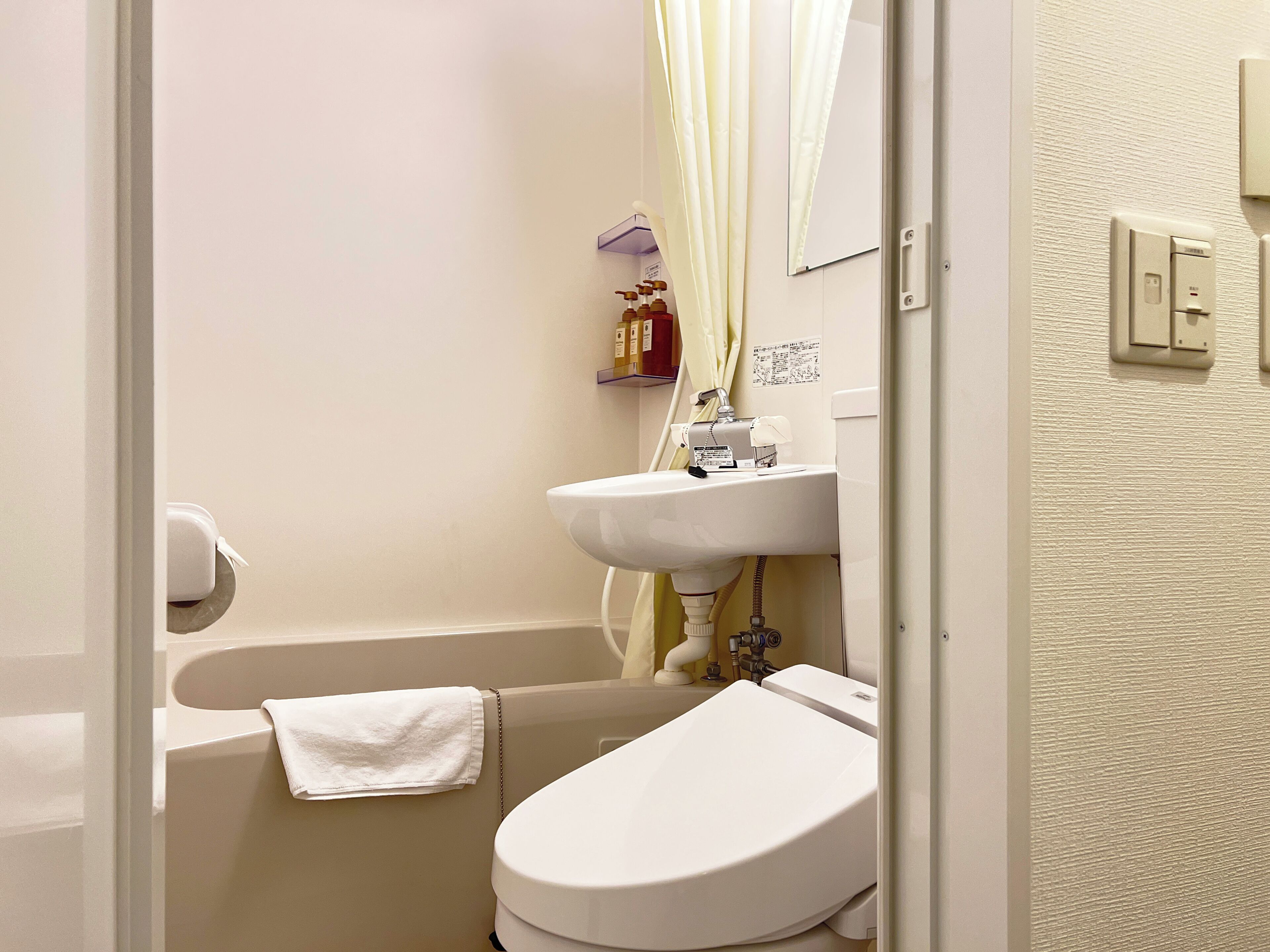 A bathroom with a toilet, sink, and bathtub.