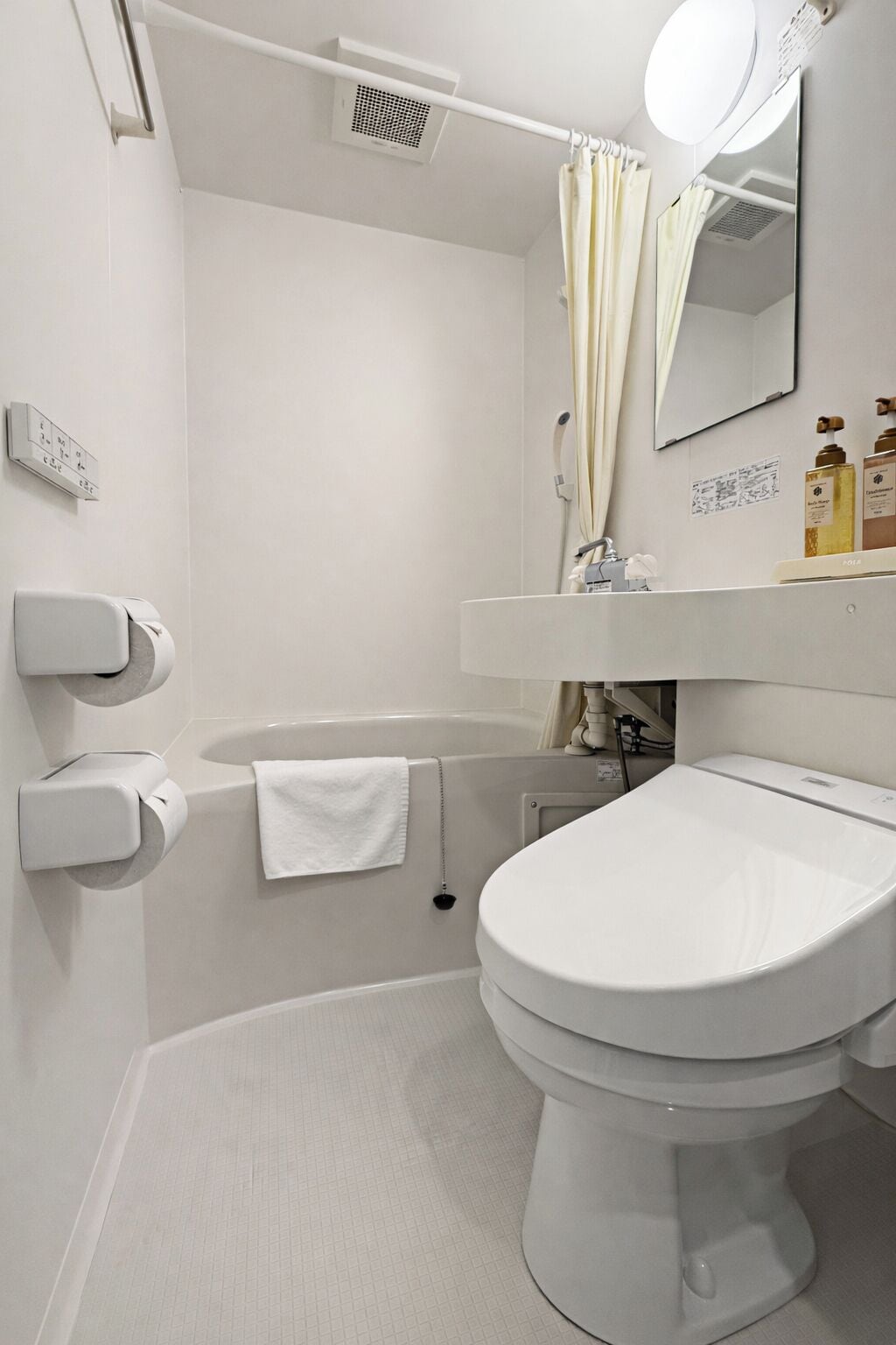 Bañera con ducha, secador de pelo, toallas, shampoo