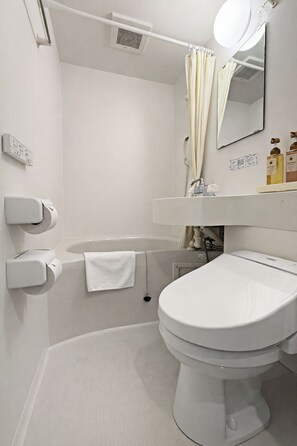 Habitación estándar con 2 camas individuales | Baño | Ducha y bañera combinadas, secador de pelo, toallas y champú