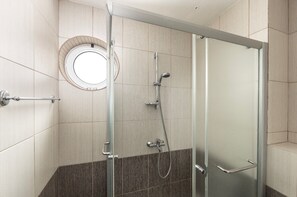 Shower, hair dryer, towels - 1 bedroom apartment in Protaras (Paralimni)