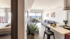 A modern apartment with a balcony, a dining area, and a kitchenette. - 1 bedroom apartment in Protaras (Paralimni)