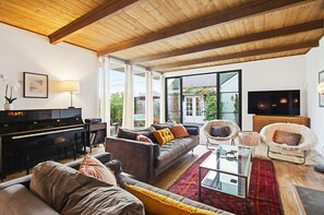 Smart-TV, Kamin, Bücher