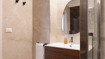Standard Quadruple Room | Bathroom | Shower, hair dryer, towels, soap