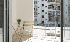Standard Quadruple Room | Terrace/patio - Barirooms - Cardassi Suites (Bari)