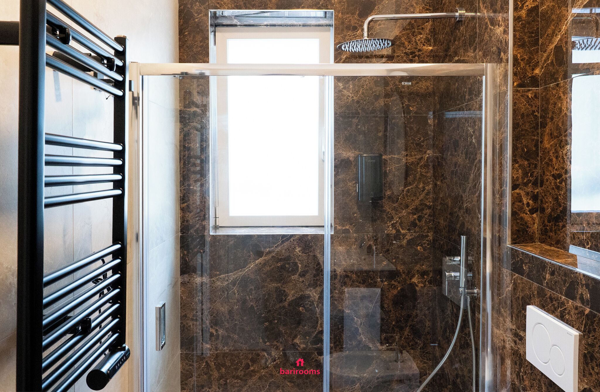 Habitación doble superior | Baño | Ducha, secador de pelo, toallas y jabón