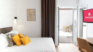 Deluxe Double Room | Iron/ironing board, free WiFi