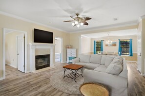 Smart TV - Large Pool Home 7 miles to the Beach! (Navarre)
