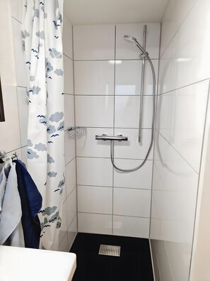 Douche, sèche-cheveux, serviettes fournies