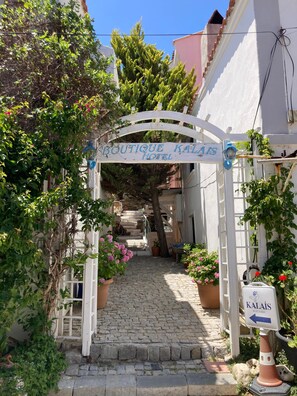 تفاصيل الفندق من الخارج