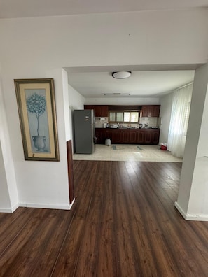 Interior - Bright 2‑Bedroom Near Cafés, Shops & Stadium – Ideal Base for Exploring Haifa. (Daliyat al-Karmel)