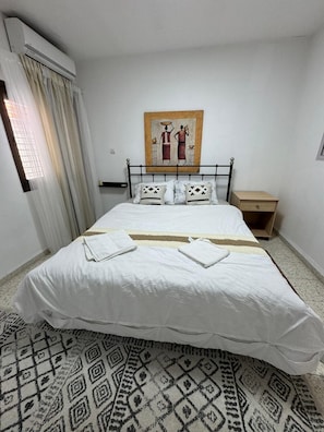 Room - Bright 2‑Bedroom Near Cafés, Shops & Stadium – Ideal Base for Exploring Haifa. (Daliyat al-Karmel)