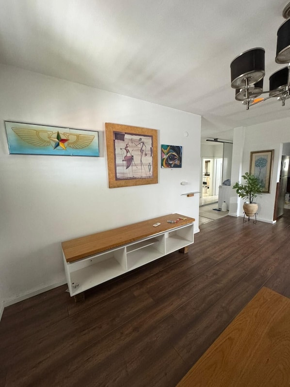 Interior - Bright 2‑Bedroom Near Cafés, Shops & Stadium – Ideal Base for Exploring Haifa. (Daliyat al-Karmel)