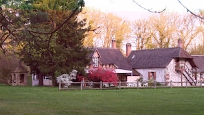 Unclassified image, 5 of 26, button - Guest Room “Auberge Marcheroux N°5” with Shared Garden and Wi-Fi (Amboise)