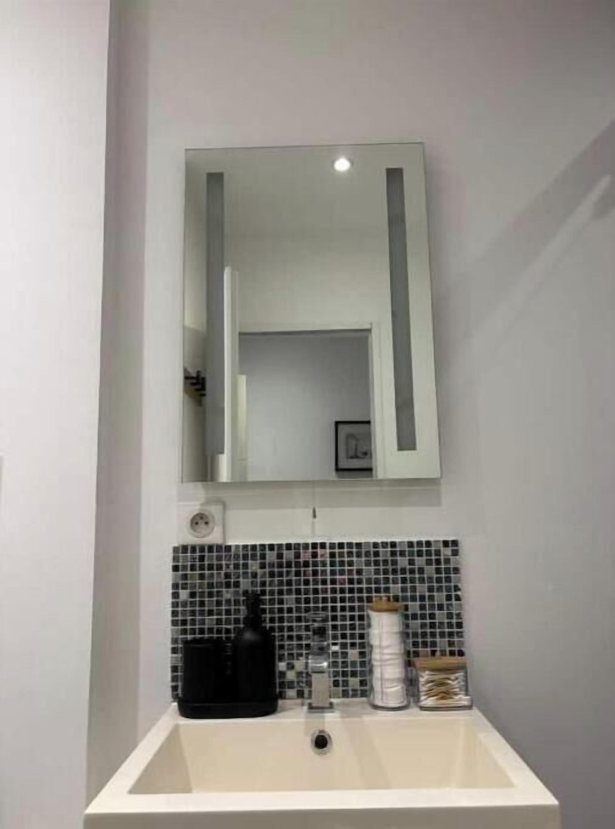 Douche, sèche-cheveux, serviettes fournies, savon
