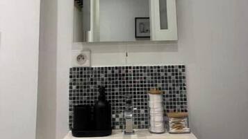 Een douche, een haardroger, handdoeken, zeep