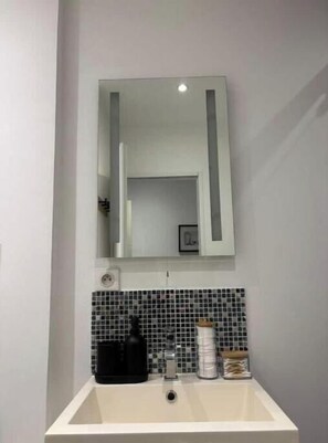 Dusche, Haartrockner, Handtücher, Seife