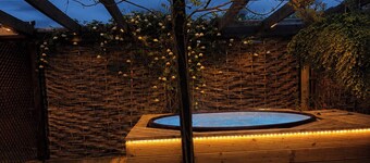 Countryside Retreat with views of Belvoir Castle Hot tub additional cost