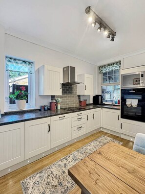 Fridge, microwave, oven, stovetop - Countryside Retreat with views of Belvoir Castle Hot tub (Woolsthorpe)