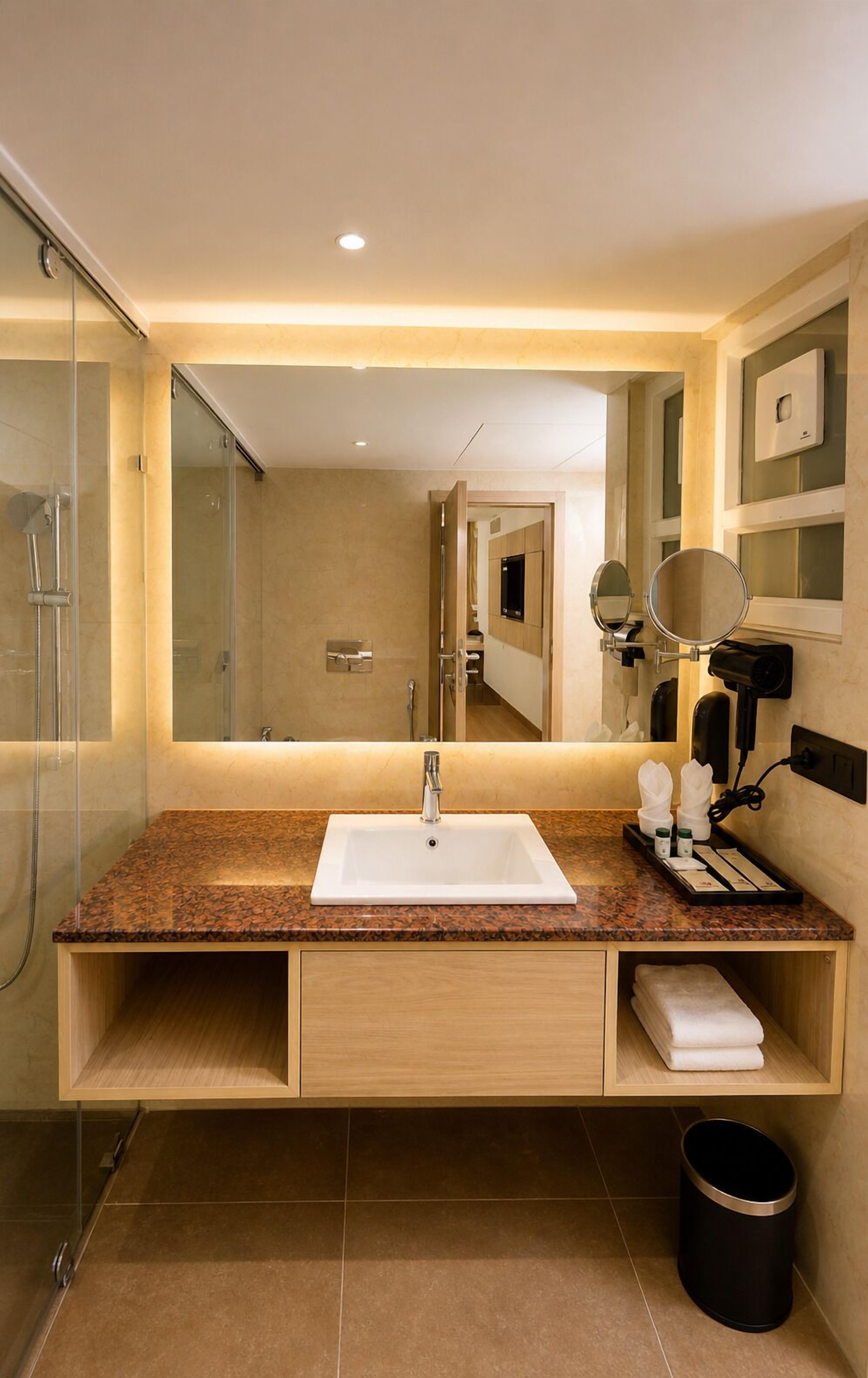 Premium Room | Bathroom | Hair dryer, towels, soap, shampoo