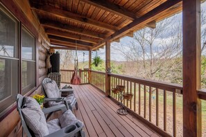 Terrace/patio - Peaceful log cabin retreat with wraparound deck, open living space, full kitchen, cozy bedrooms & scenic wooded views. (Floyd)