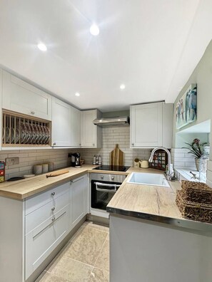 Fridge, microwave, oven, stovetop - Cosy 1 bed cottage - Sleeps 4 (Scalford)