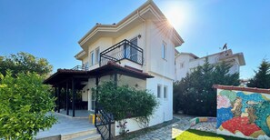 Exterior - Villa Flora Gorgeous 3-bedroom villa by Rental Finders Dalyan (dalyan)