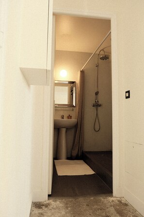 Hair dryer, towels, soap, toilet paper - Design Artist Studio Marias - Boulevard Beaumarchais (Paris)