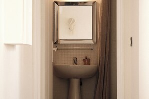 Hair dryer, towels, soap, toilet paper - Design Artist Studio Marias - Boulevard Beaumarchais (Paris)