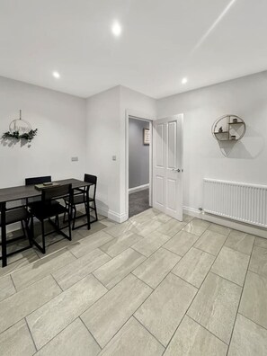 Dining - 2 Bed Flat Sleeps 6 Free Parking Free Gym Access (Lincolnshire)