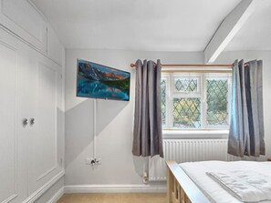 Tabla de planchar con plancha, cuna de viaje, wifi y ropa de cama 
