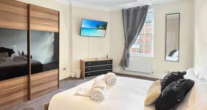 Spacious Central 2 bed Apartment sleeps 8 Newark