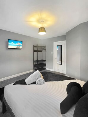 Iron/ironing board, WiFi, bed sheets - 2 Bed Flat Sleeps 4 Free Parking Free Gym Access (Lincolnshire)