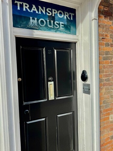 Spacious central ground floor flat sleeps 6 Newark