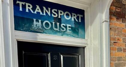 Spacious central ground floor flat sleeps 6 Newark