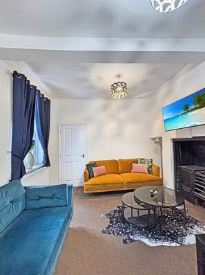 TV, fireplace - Spacious central ground floor flat sleeps 6 Newark (Newark-on-Trent)