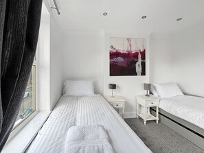 Iron/ironing board, travel cot, WiFi, bed sheets - 3bed house Sleeps8 garden driveway Free Gym Access (Lincolnshire)