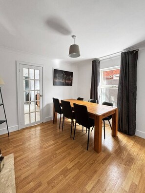 Dining - 3bed house Sleeps8 garden driveway Free Gym Access (Lincolnshire)
