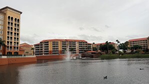 Ein Hotel mit mehreren Gebäuden, einem Springbrunnen und einem Wasserspeicher.