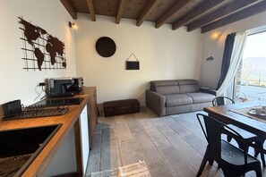 Interior - Enchantment of the Lake app Riva Two-room apartment with Terrace and A/C (Molina)