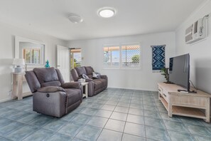 Apartment | Living room - Bright 3-bed Retreat Near Beaches (Hervey Bay)