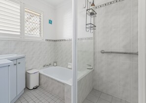 Apartment | Bathroom - Bright 3-bed Retreat Near Beaches (Hervey Bay)