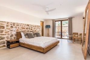 4 bedrooms, iron/ironing board, Internet, bed sheets - Luxury Villa Overlooking Sea (PM)