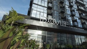 Un edificio moderno con fachada de vidrio y balcones.