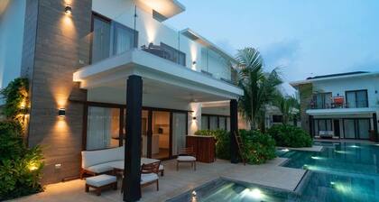 Elegant Villa With Poolfront View in Monterrico