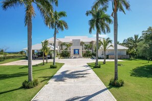 Villa - Stunning 6br Villa With Ocean View in Cap Cana (Punta Cana)