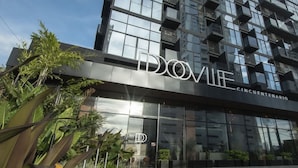 Un edificio moderno con facciata in vetro e la scritta 'DOVIL' ben visibile.